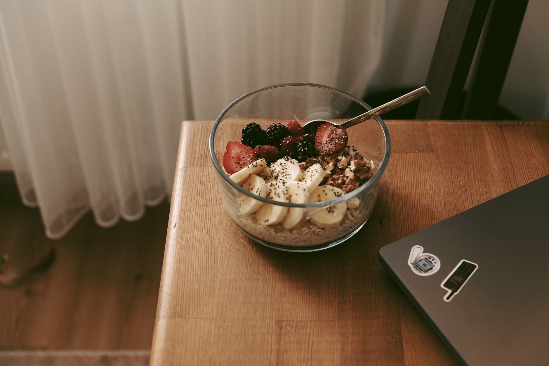 A light healthy breakfast with fruits and oats — what to eat after breaking your fast post cardiac test