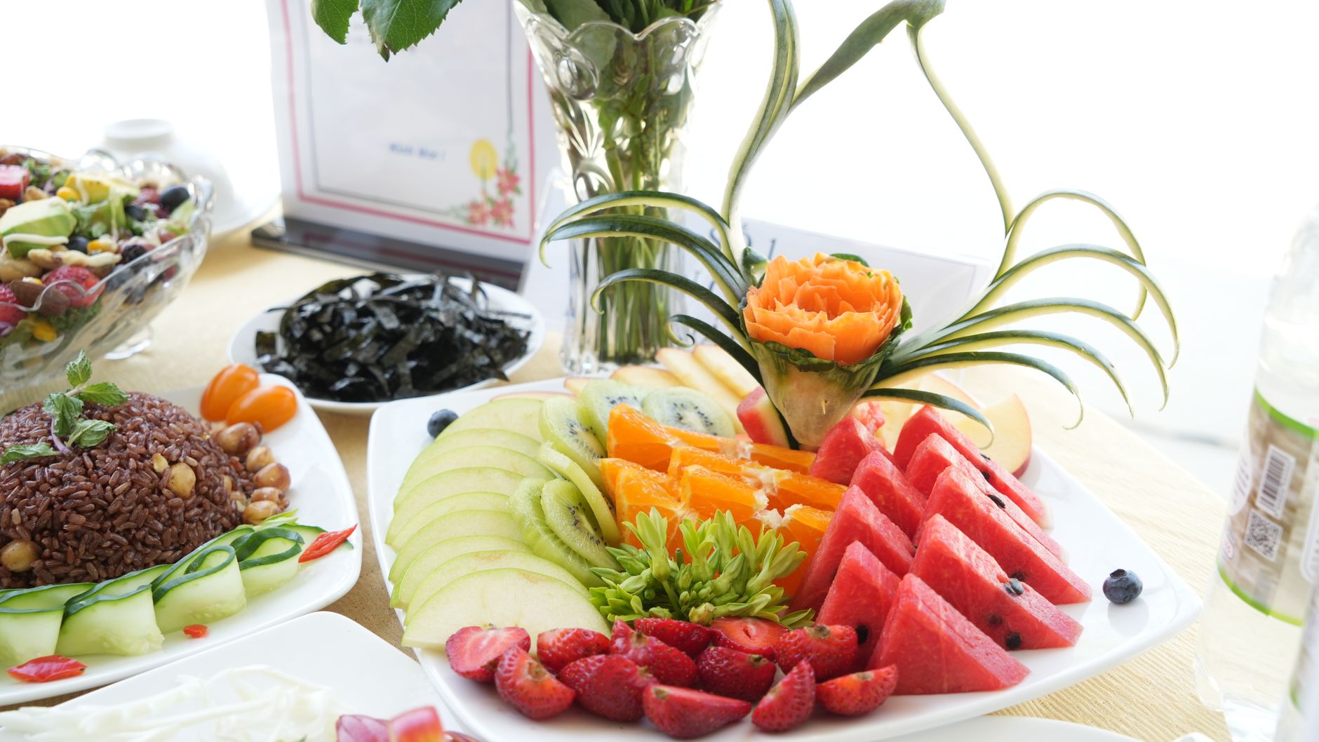 A colourful plate of healthy vegetables, fruits, and whole grains for heart-healthy eating