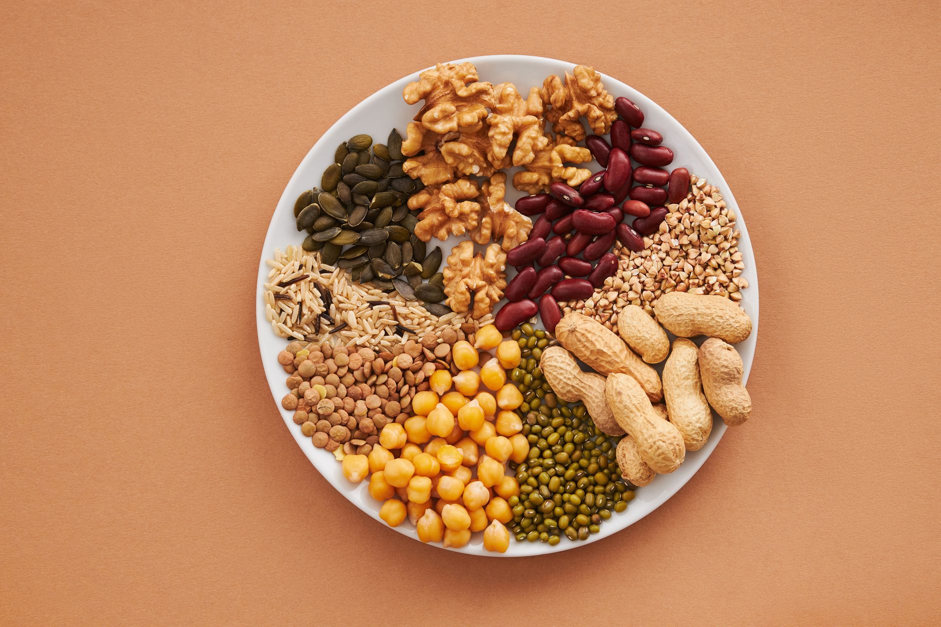 An assortment of fresh vegetables, lentils, and whole grains that are low on the glycaemic index