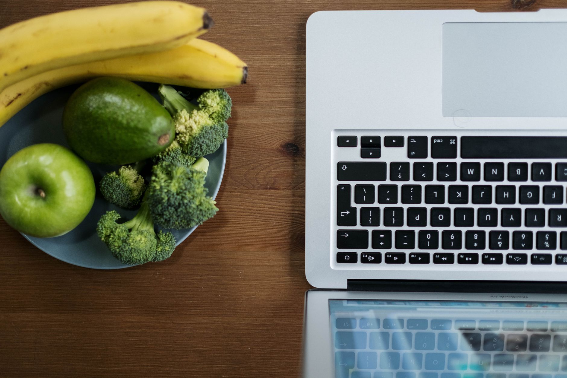 A colourful plate of fresh vegetables and fruits representing a heart-healthy diet