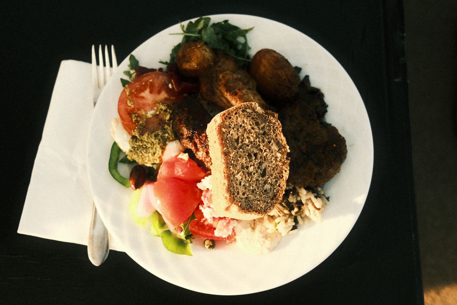 A balanced, low-sodium meal with vegetables, grains, and legumes