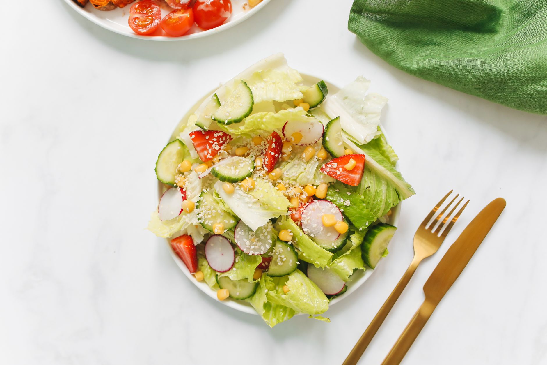 A plate of colourful healthy vegetables and salad supporting good cholesterol levels