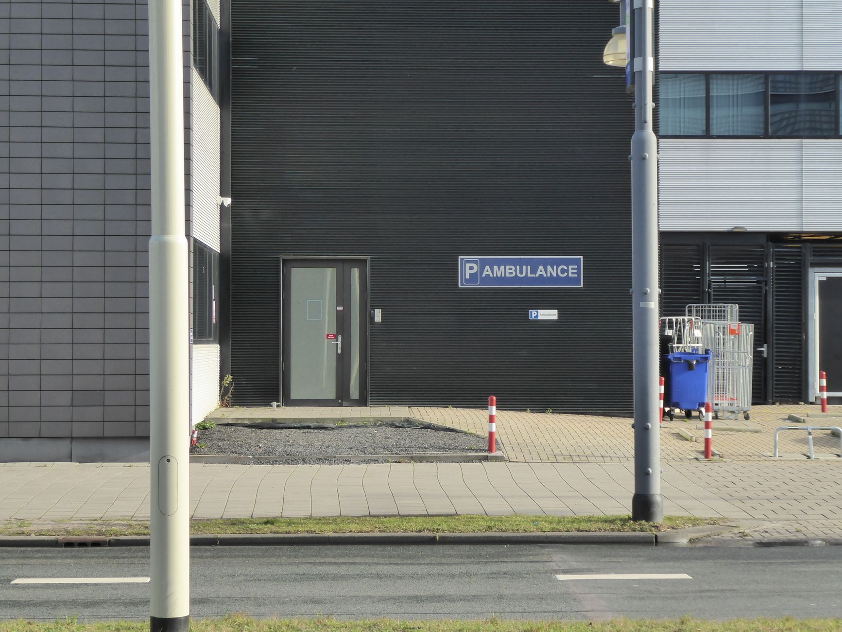 Ambulance arriving at a hospital emergency entrance during a cardiac emergency