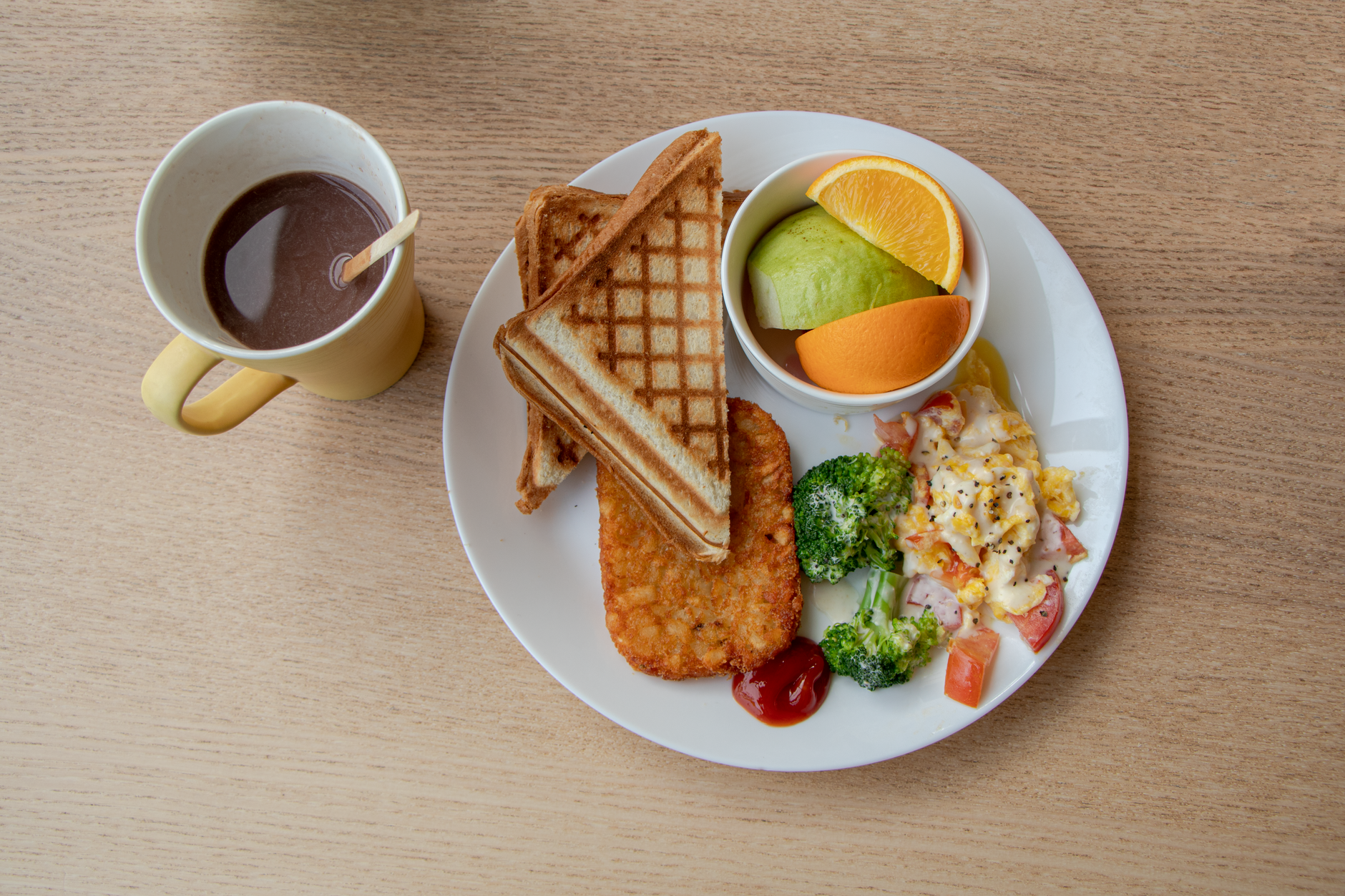 A balanced plate of colourful vegetables and fruits supporting a heart-healthy diet