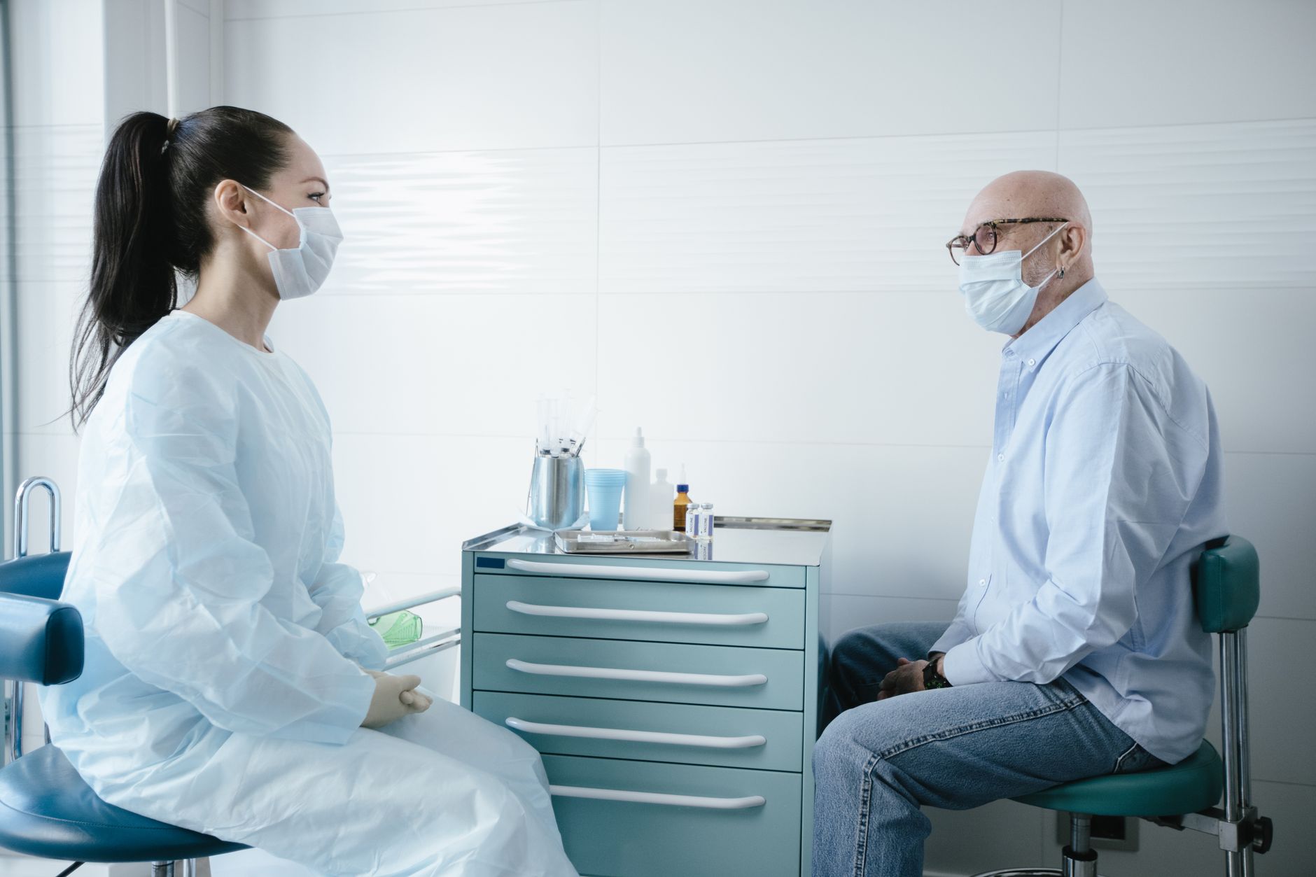 Cardiologist discussing hydration guidelines with a patient during a clinic visit