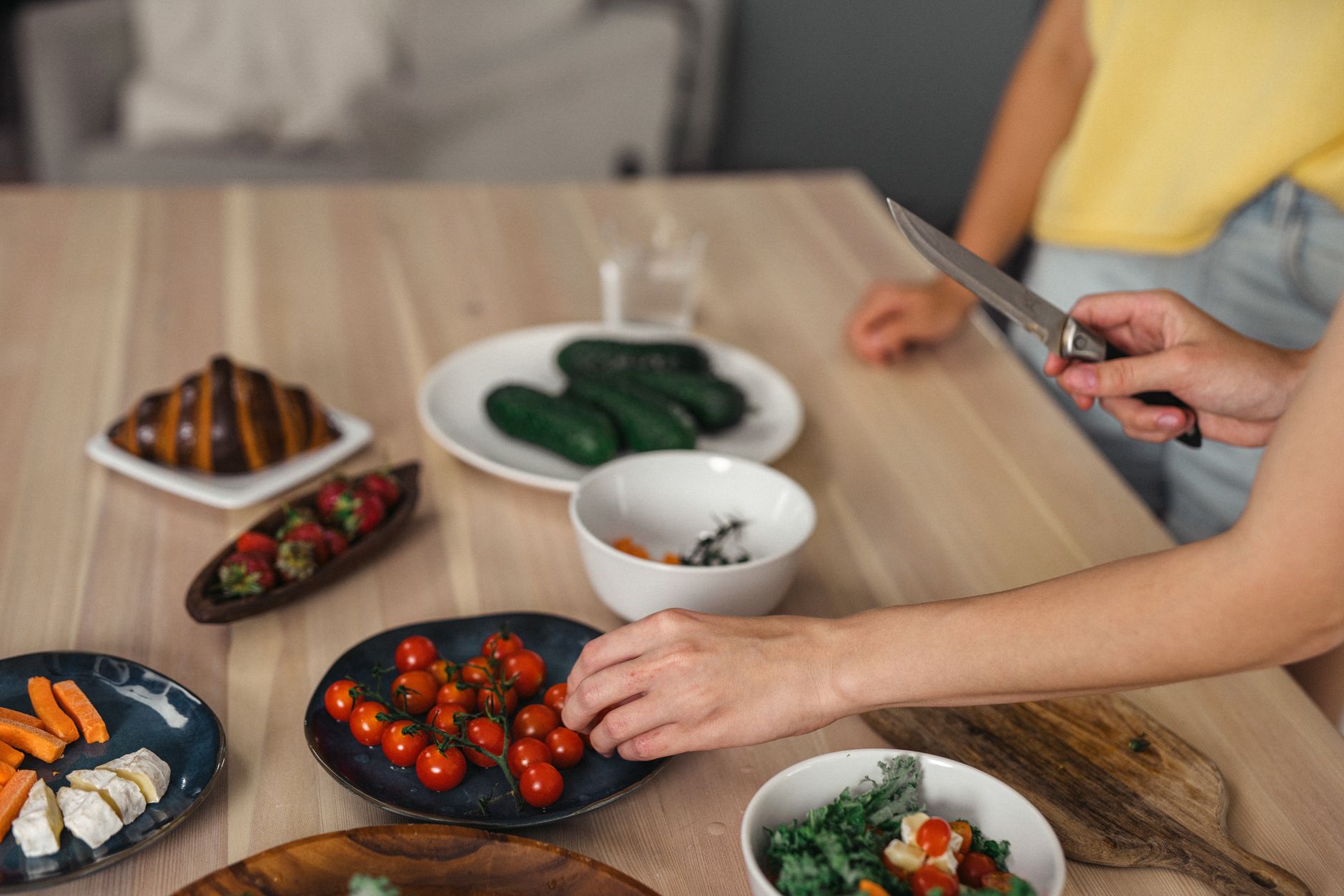 A colourful plate of healthy vegetables and fruits supporting heart-protective nutrition